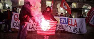 Un momento della manifestazione pro Maduro a Torino