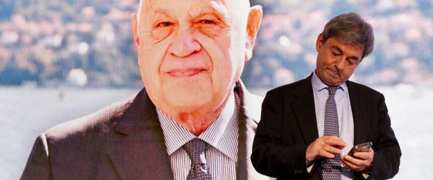 Il presidente dell’Anm, Cesare Parodi, con alle spalle una foto del ministro Nordio