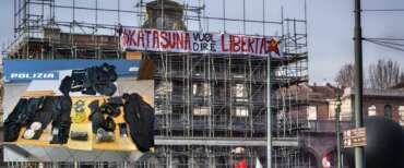 Askatasuna, già 24 fogli di via e oltre 700 persone controllate: sequestrati bastoni, chiavi inglesi, coltelli