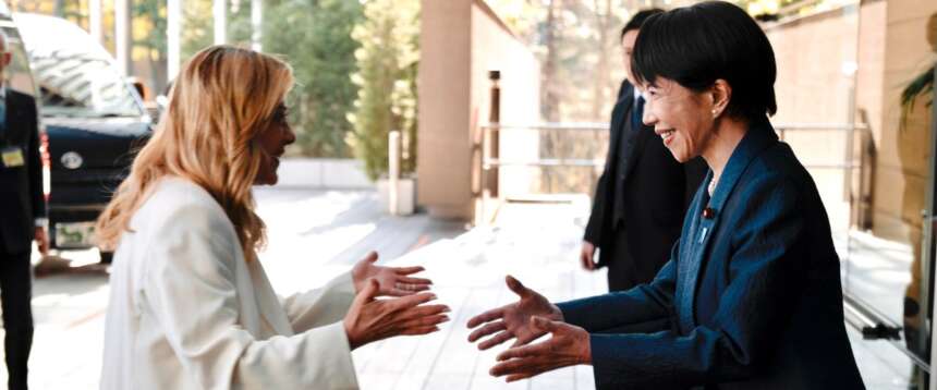 Giorgia Meloni con la premier giapponese Sanae Takaichi