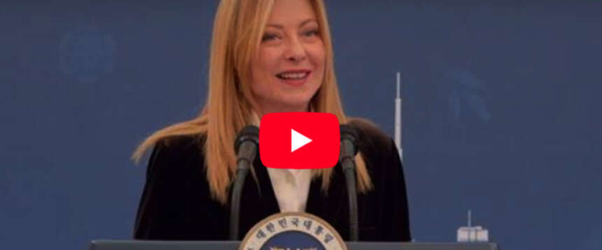 L’Italia abbraccia la Corea del Sud, 19 anni dopo l’ultima visita di un premier. Meloni: “Rapporti sempre più solidi” (video)