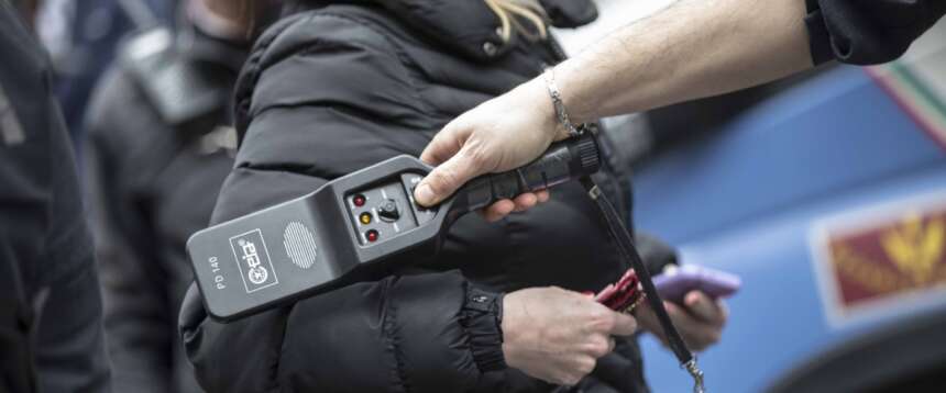Metal detector all’ingresso delle scuole e inasprimento delle pene: la maggioranza degli italiani dice sì