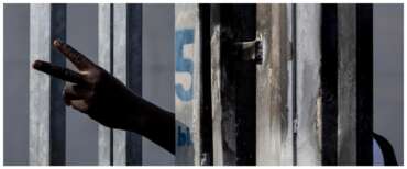 Trentenni dall’Africa, finti minorenni, veri clandestini: ‘Fuori dal coro’ svela il trucco che impedisce l’espulsione (video)