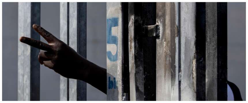 Trentenni dall’Africa, finti minorenni, veri clandestini: ‘Fuori dal coro’ svela il trucco che impedisce l’espulsione (video)