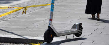 Follia a Napoli, monopattino lanciato dall’alto su una donna: colpita alla testa, è grave in ospedale