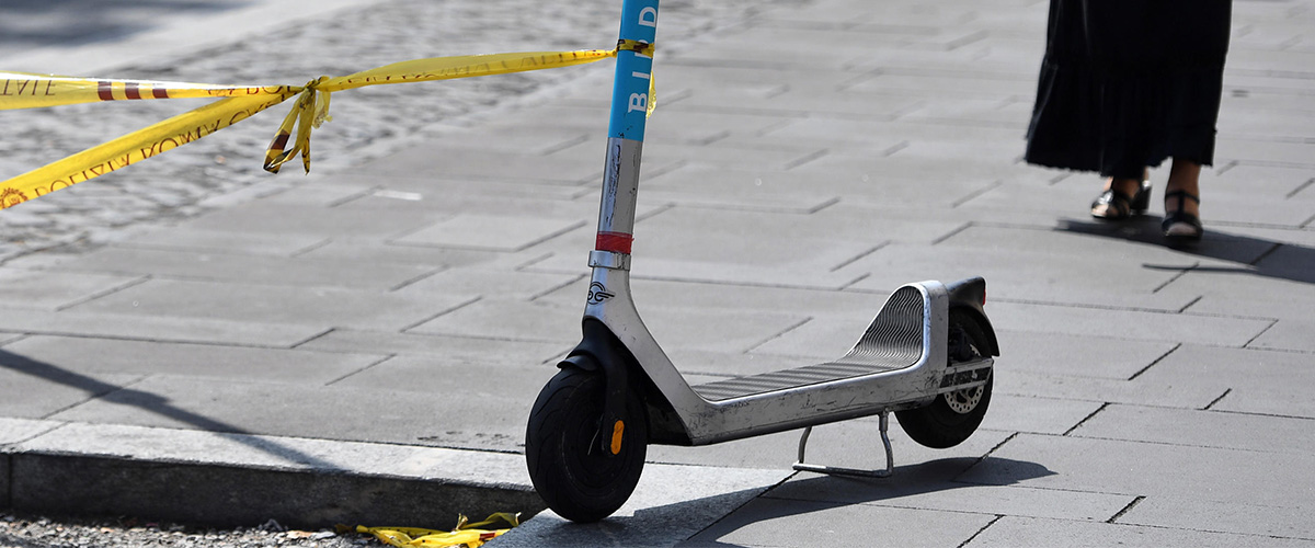 Follia a Napoli, monopattino lanciato dall’alto su una donna: colpita alla testa, è grave in ospedale