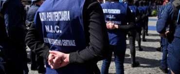 Maxi operazione nella notte al carcere di Viterbo: sequestrati cellulari, droga e armi. FdI: “Lo Stato c’è”