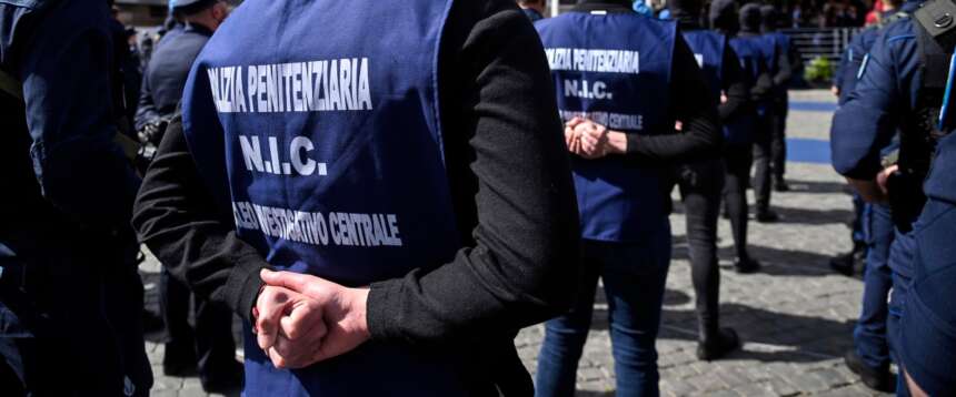 Maxi operazione nella notte al carcere di Viterbo: sequestrati cellulari, droga e armi. FdI: “Lo Stato c’è”