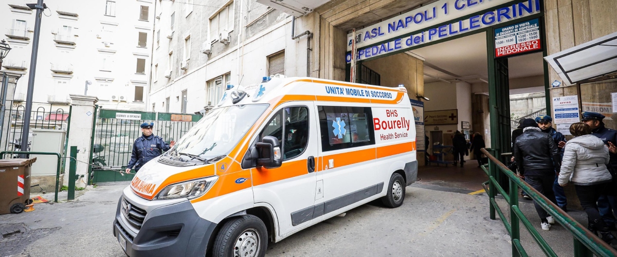 Tragedia dell’assurdo a Napoli, perde 3 dita per un petardo ma uscito dall’ospedale ne esplode un altro: ora rischia di perdere un occhio