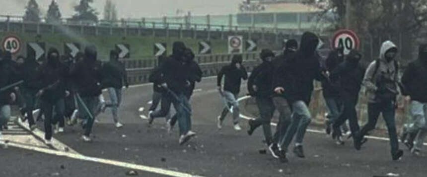 Calcio, domenica bestiale: scontri tra ultras della Roma e della Fiorentina in autostrada (video)