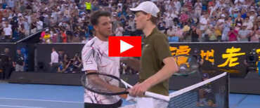 Sinner vince il “derby” italiano con Darderi, che perde le staffe e lancia la racchetta verso il pubblico (video)