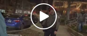 Predicatore cristiano aggredito in strada, uno skater gli lancia la tavoletta addosso. Il video è virale