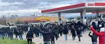 Calcio, un’altra domenica bestiale: scontri tra ultras del Napoli e della Lazio in autostrada