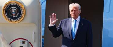 Paura per Trump: l’Air Force One si guasta in volo ed è costretto a tornare indietro. Oggi il vertice a Davos