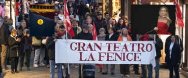 La buffonata della spille anti-Venezi scatena l’ira del Teatro di Lucca: “Colleghi, no alle censure, basta offese”