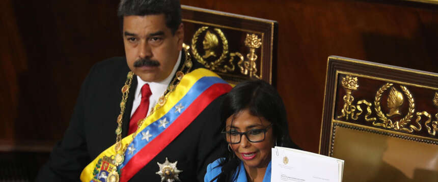 Venezuela, in sella la vice di Maduro. Trump avverte: “Faccia cose giuste”. Poi annuncia: “Ci serve la Groenlandia”