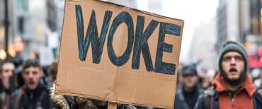 Dalle Ue le linee guida sul lessico woke pagate dai cittadini: vietato dire “uomo”, “donna”, “patria”. FdI: queste follie hanno stufato