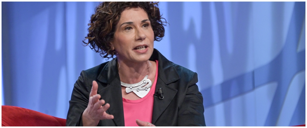 Addio ad Angela Azzaro, giornalista e volto noto dei talk show politici. Aveva 59 anni (video)