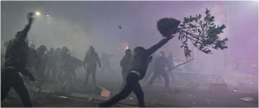 Quell’icona del poliziotto colpito a terra e la cultura politica che la genera