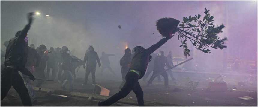 Quell’icona del poliziotto colpito a terra e la cultura politica che la genera