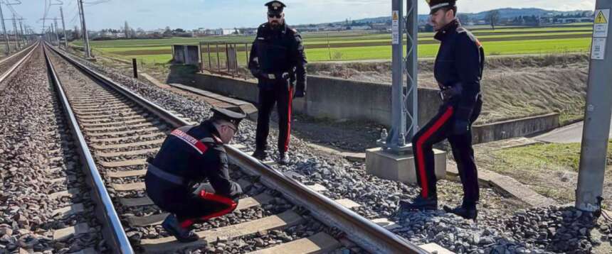 Sabotaggi ai treni, convalidato l’arresto del 20enne fermato a Bologna: aveva messo pietre sui binari dell’Alta velocità