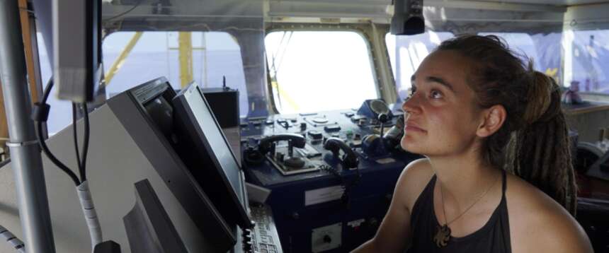 Toghe scandalose, danno ragione a Carola Rackete: la Ong Sea Watch risarcita con 76mila euro. FdI: schiaffo agli italiani