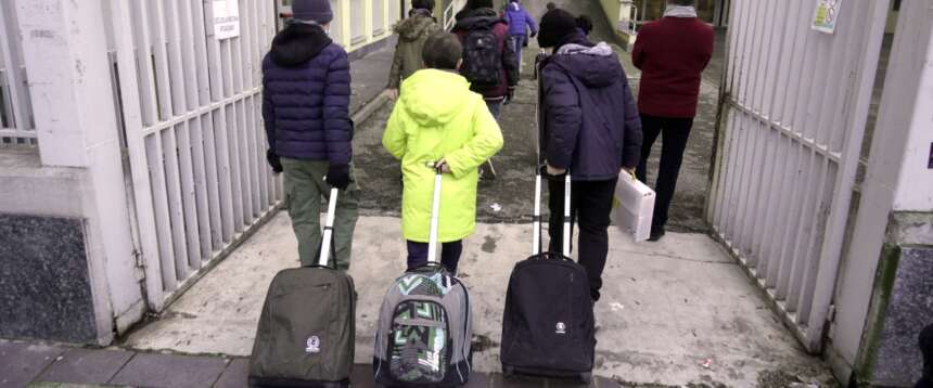 Col coltello in classe minaccia i compagni con cui sta discutendo: denunciato 13enne a Bologna