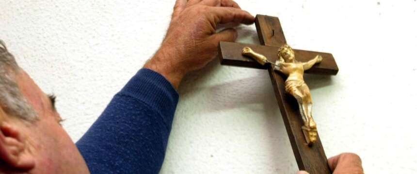 Firenze, il Comune boccia la mozione dell’opposizione per crocifissi e presepe nelle scuole