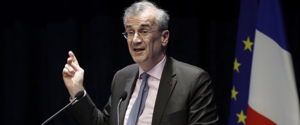 Grosso guaio per Macron: si dimette (con un anno d’anticipo) il governatore della Banca centrale