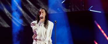 Ghali fa la lagna: “Non potrò cantare l’Inno d’Italia”. Il Coni: “Fuori luogo”. Fontana: “Non ha capito nulla delle Olimpiadi”