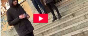 “Delatori e servi”, a Torino un professore insulta i ragazzi di Gioventù nazionale per un volantinaggio (video)