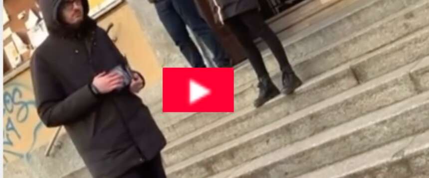 “Delatori e servi”, a Torino un professore insulta i ragazzi di Gioventù nazionale per un volantinaggio (video)