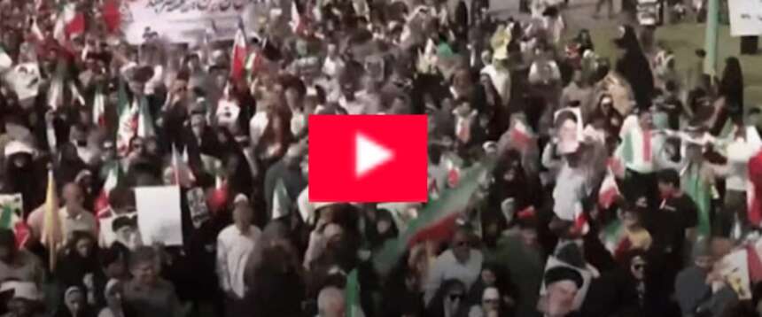 “Halloween” islamista a Teheran: bare per i soldati americani, missili in piazza e bandiere bruciate