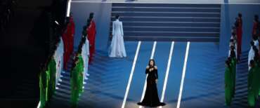 Milano-Cortina, Laura Pausini e l’inno di Mameli: per il resto del mondo è stato un trionfo. Da noi la cantante paga ancora il no a Bella Ciao? (video)