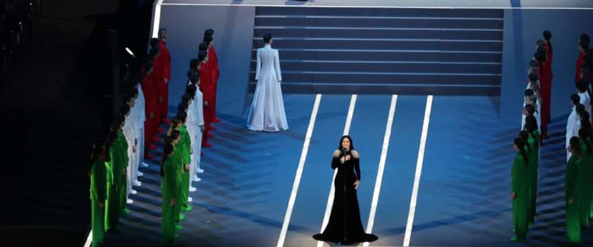 Milano-Cortina, Laura Pausini e l’inno di Mameli: per il resto del mondo è stato un trionfo. Da noi la cantante paga ancora il no a Bella Ciao? (video)