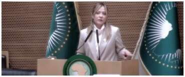 Applausi per Meloni al vertice dei leader dell’Unione africana: “Roma un ponte privilegiato tra voi e l’Europa” (video)