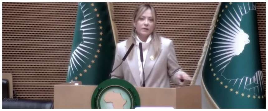 Applausi per Meloni al vertice dei leader dell’Unione africana: “Roma un ponte privilegiato tra voi e l’Europa” (video)