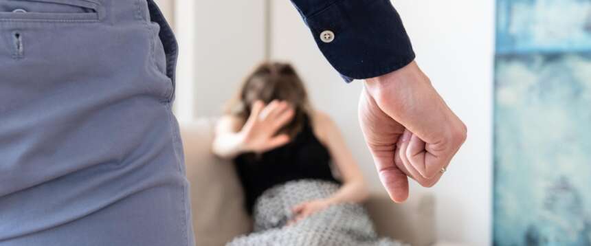 Sassari, l’inferno lungo 10 giorni di una 25enne segregata, violentata e torturata dal fidanzato aguzzino