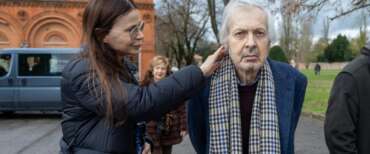 Sgarbi il ritorno, il critico d’arte in visita alla Certosa di Ferrara insieme alla compagna Sabrina Colle