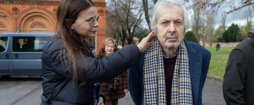 Sgarbi il ritorno, il critico d’arte in visita alla Certosa di Ferrara insieme alla compagna Sabrina Colle