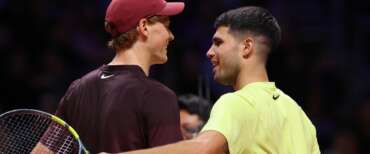 Sinner vince la partita d’esordio a Doha, ma Alcaraz fiata sul collo