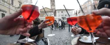 Spritz prima di entrare a scuola: la nuova pericolosissima moda tra i giovani italiani