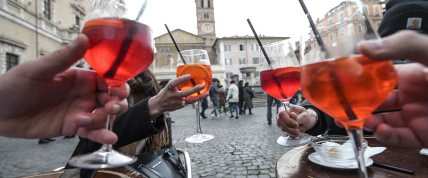 Spritz prima di entrare a scuola: la nuova pericolosissima moda tra i giovani italiani