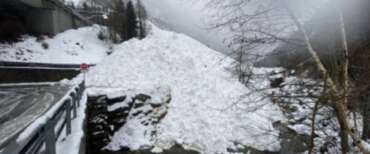 Svizzera, valanga travolge un treno in corsa: diversi feriti e una trentina di passeggeri evacuati (video)