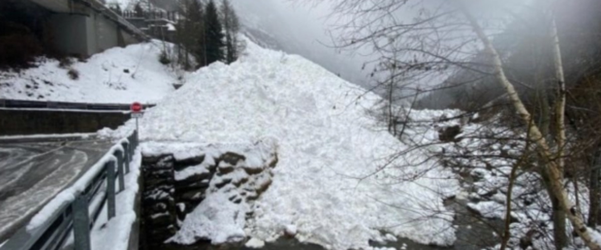 Svizzera, valanga travolge un treno in corsa: diversi feriti e una trentina di passeggeri evacuati (video) Svizzera, valanga travolge un treno in corsa: diversi feriti e una trentina di passeggeri evacuati (video)