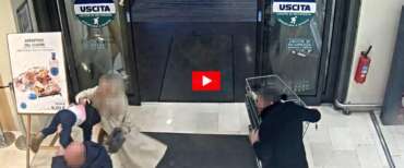 Tenta di rapire una bambina al supermercato di Bergamo: il video choc