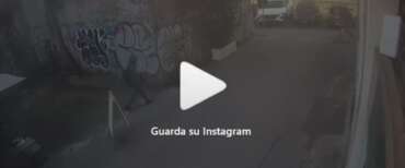 Uomo incappucciato sferra un pugno a mamma e figlio in biccletta. Succede a Roma, nello storico quartiere di San Lorenzo