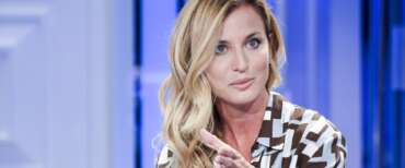 Beatrice Venezi irride i contestatori: “Hanno paura del nuovo, gli abbonati della Fenice hanno più di 80 anni. A ottobre vedrete…”