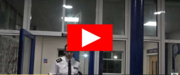 “Allah è grande”. Ragazzino islamico di 13 anni accoltella i compagni a scuola. Londra sotto choc