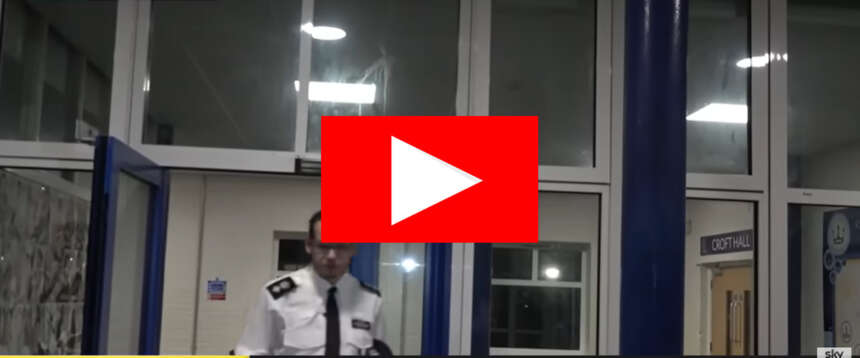 “Allah è grande”. Ragazzino islamico di 13 anni accoltella i compagni a scuola. Londra sotto choc